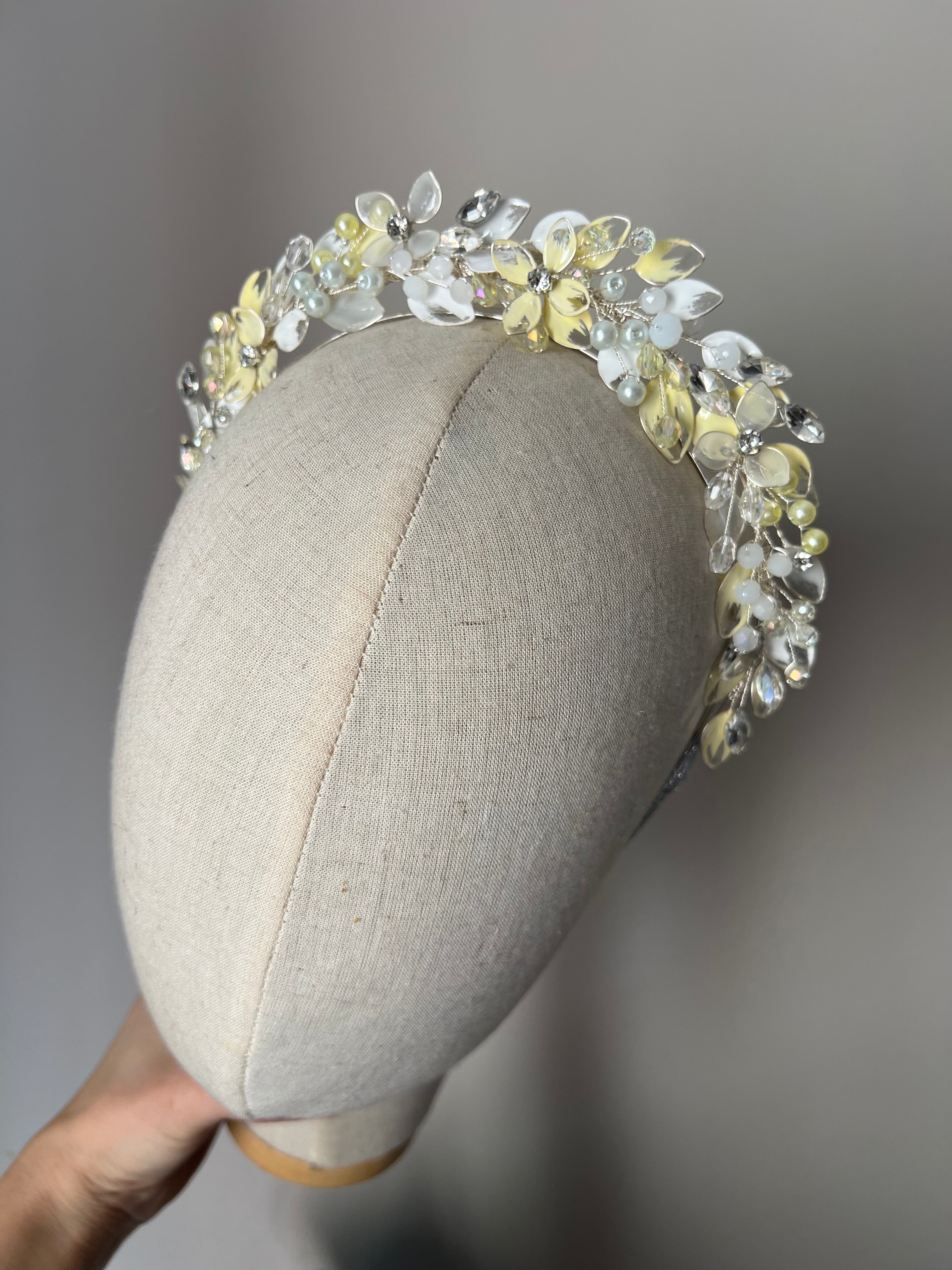 Yellow and White stunning wedding guest halo headpiece Yellow and White stunning wedding guest halo headpiece Precius pearls