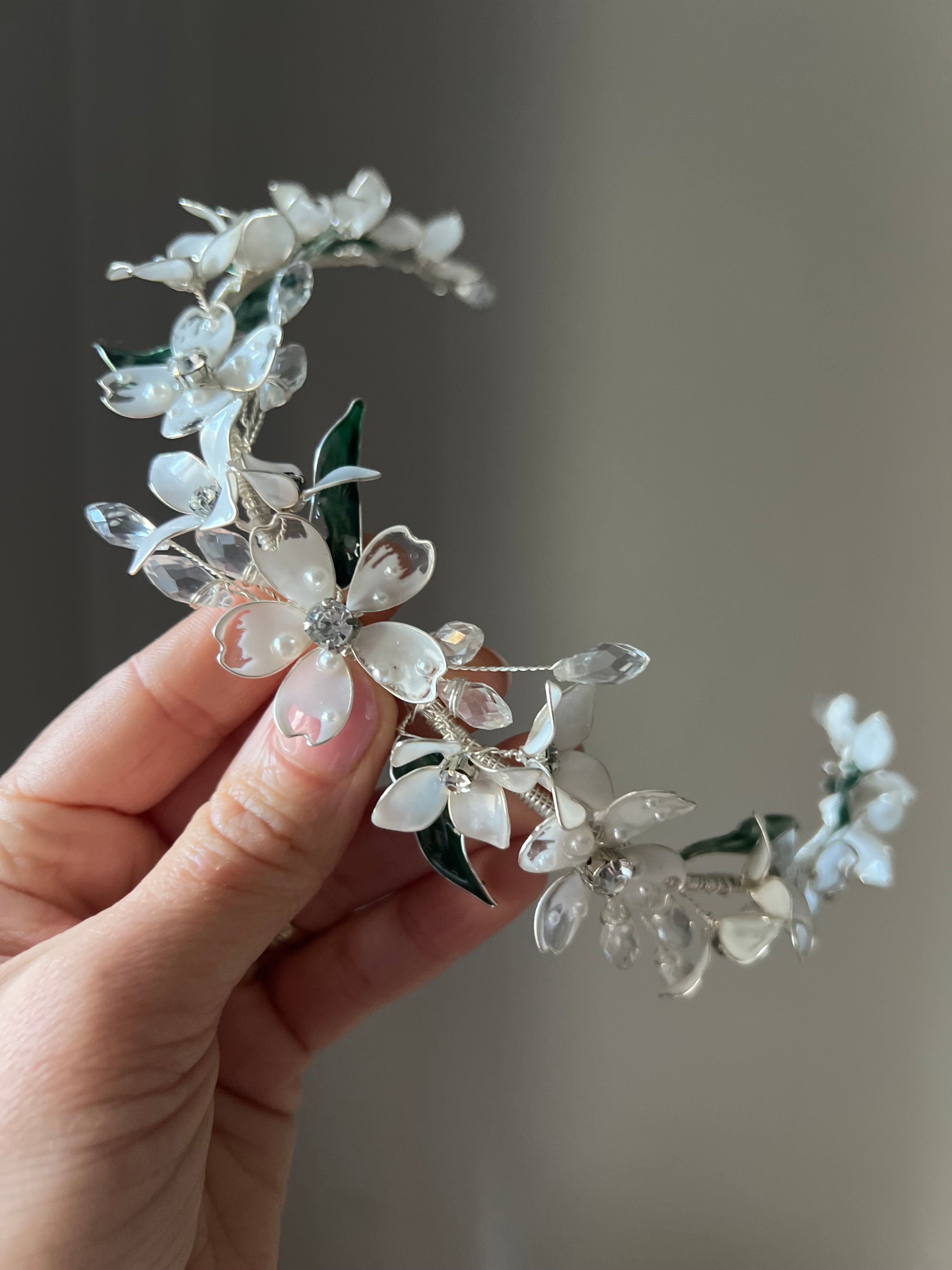 Stunning flower vine with green leaf detail Stunning flower vine with green leaf detail Precius pearls