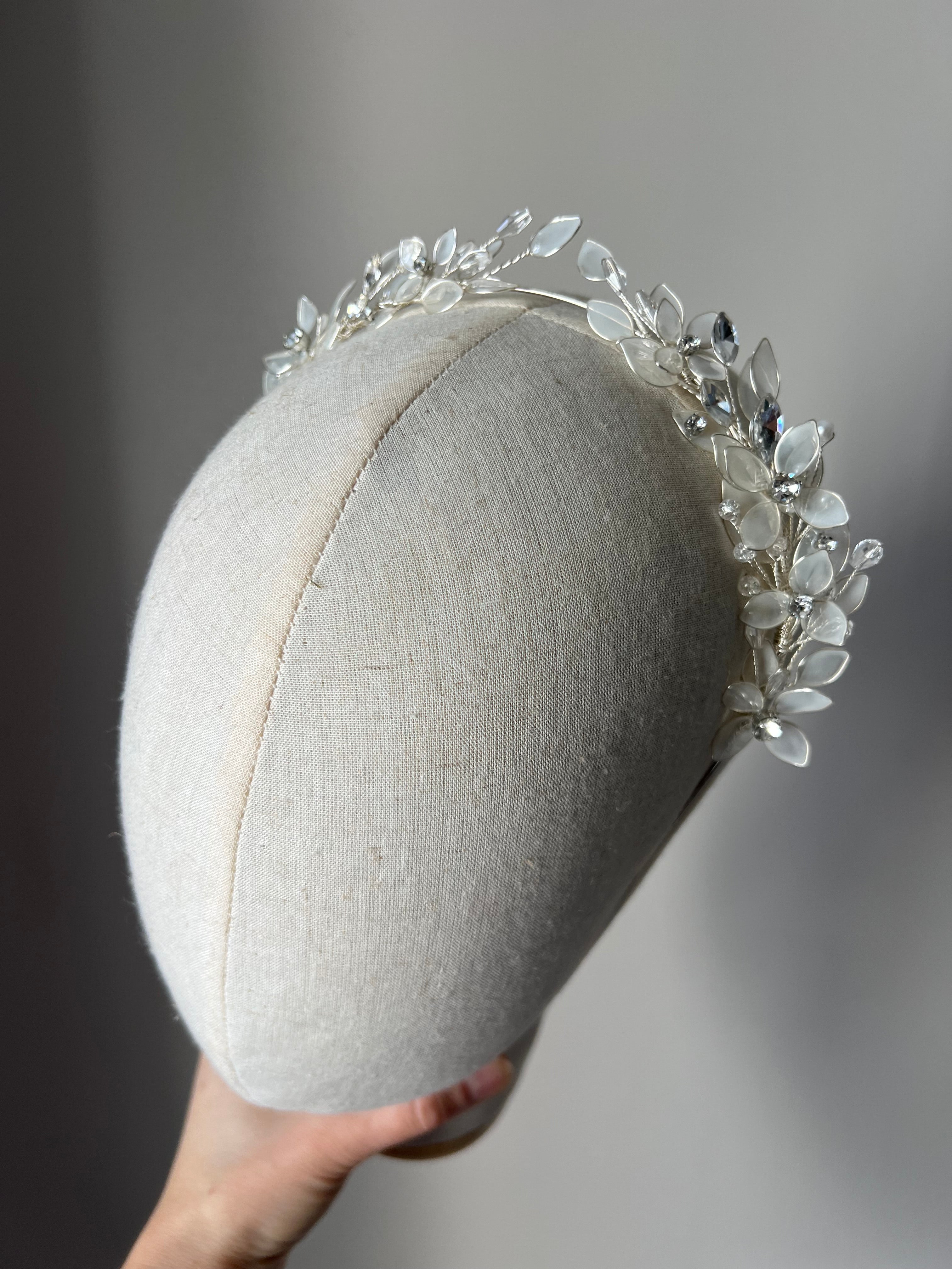 Milky white shade flower tiara Milky white shade flower tiara Precius pearls