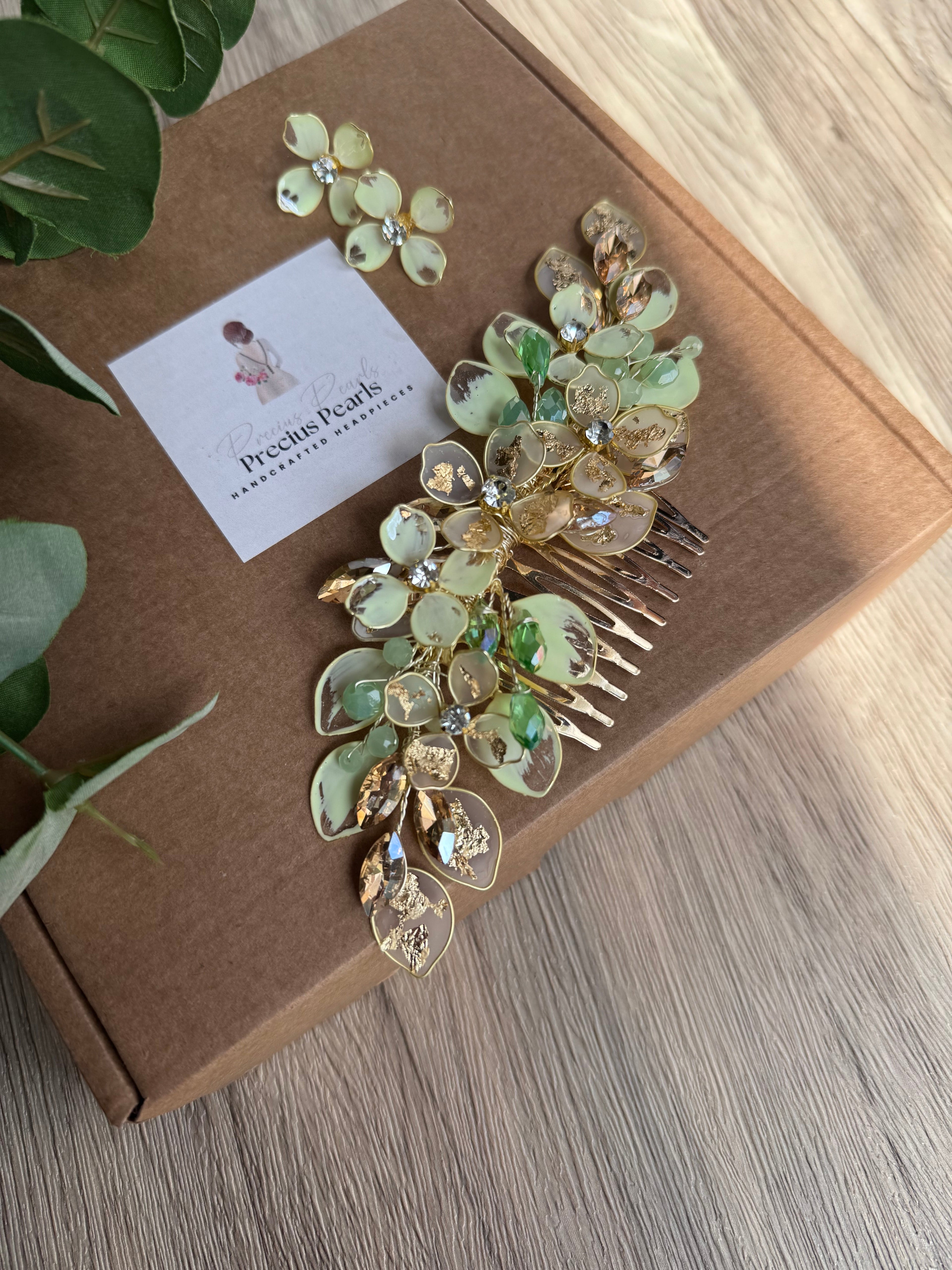 Light Green and Frosted Gold Wedding guest comb Light Green and Frosted Gold Wedding guest comb Precius pearls