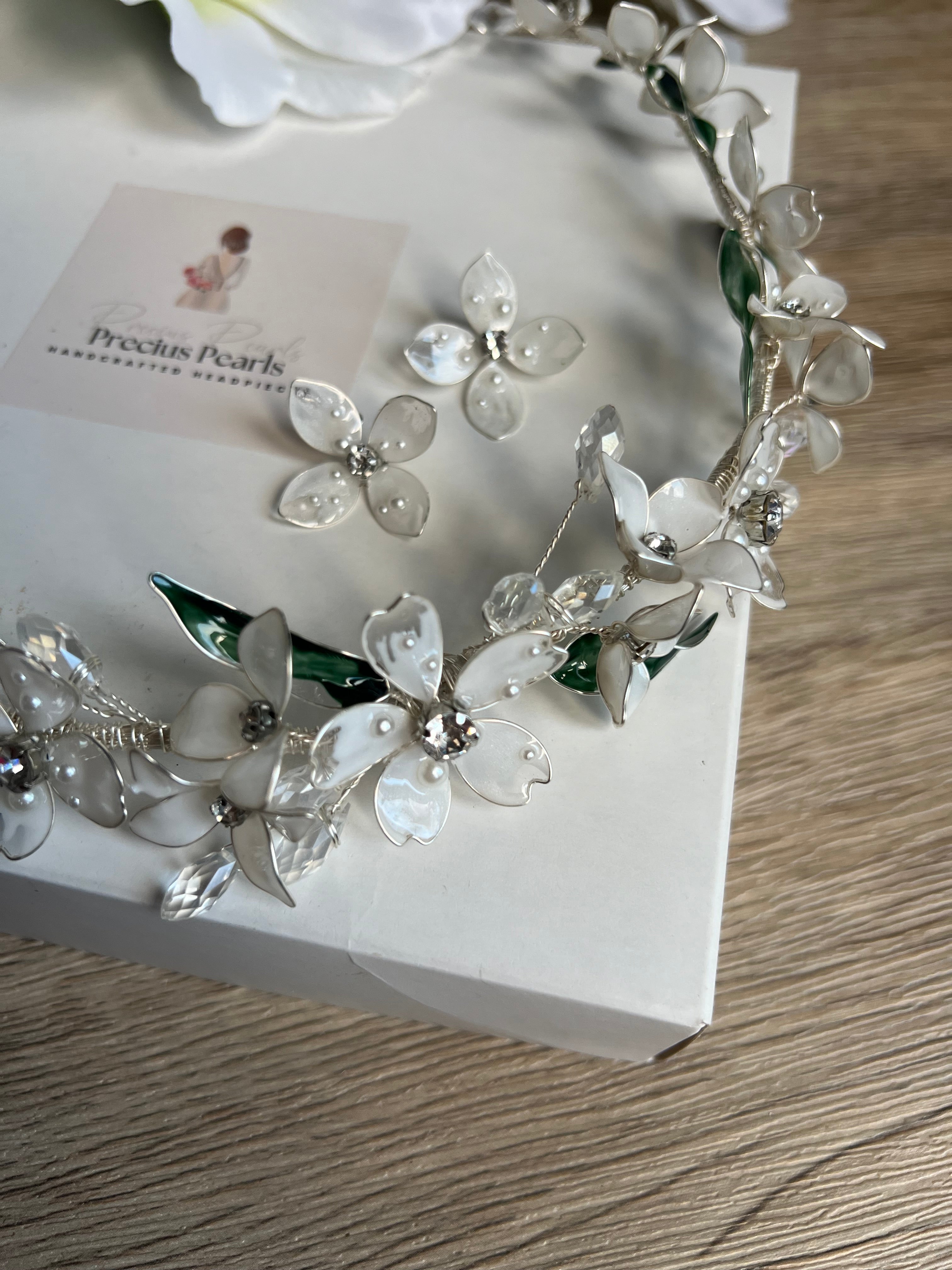 Stunning flower vine with green leaf detail Stunning flower vine with green leaf detail Precius pearls