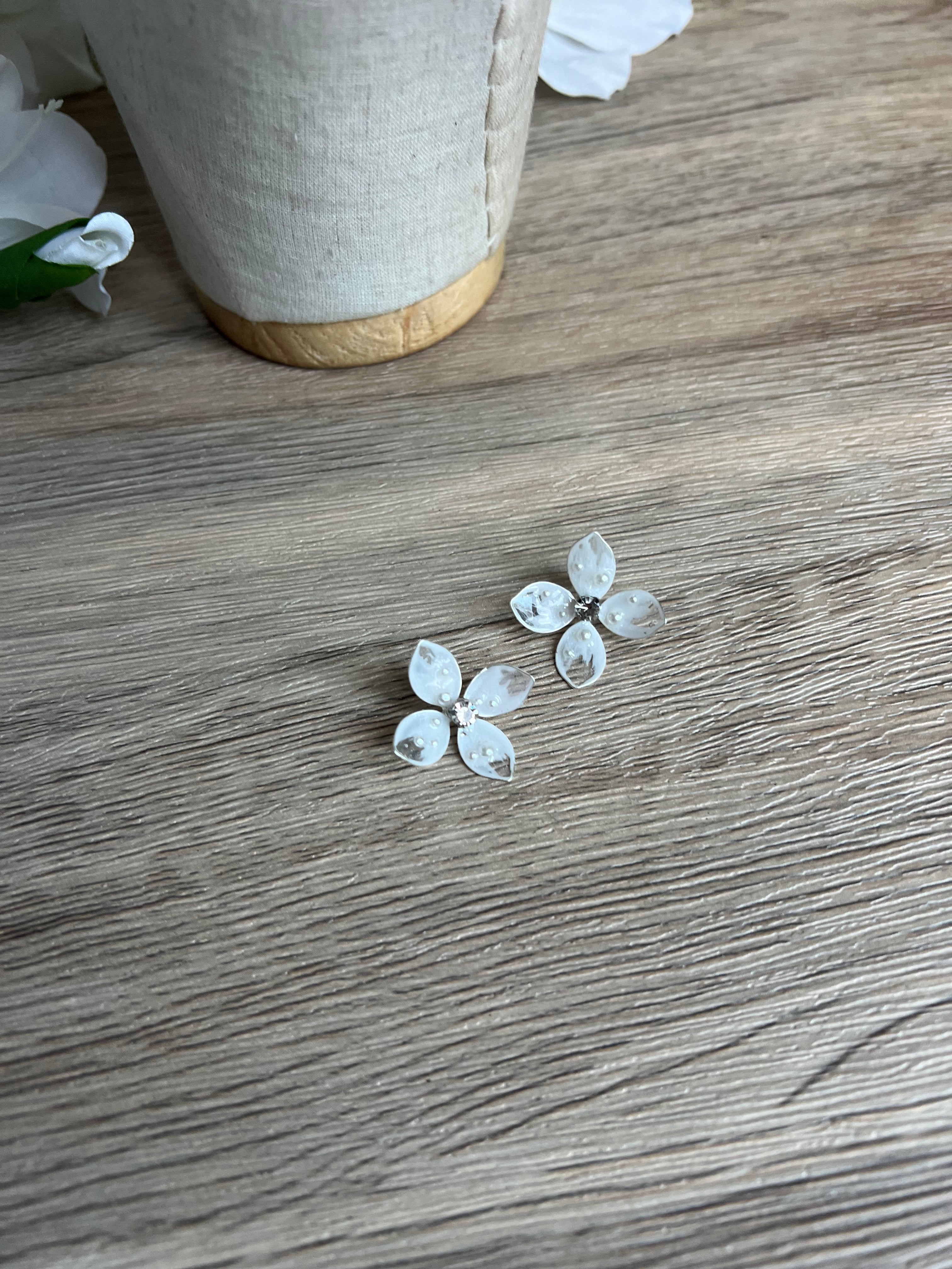 Stunning flower vine with green leaf detail Stunning flower vine with green leaf detail Precius pearls