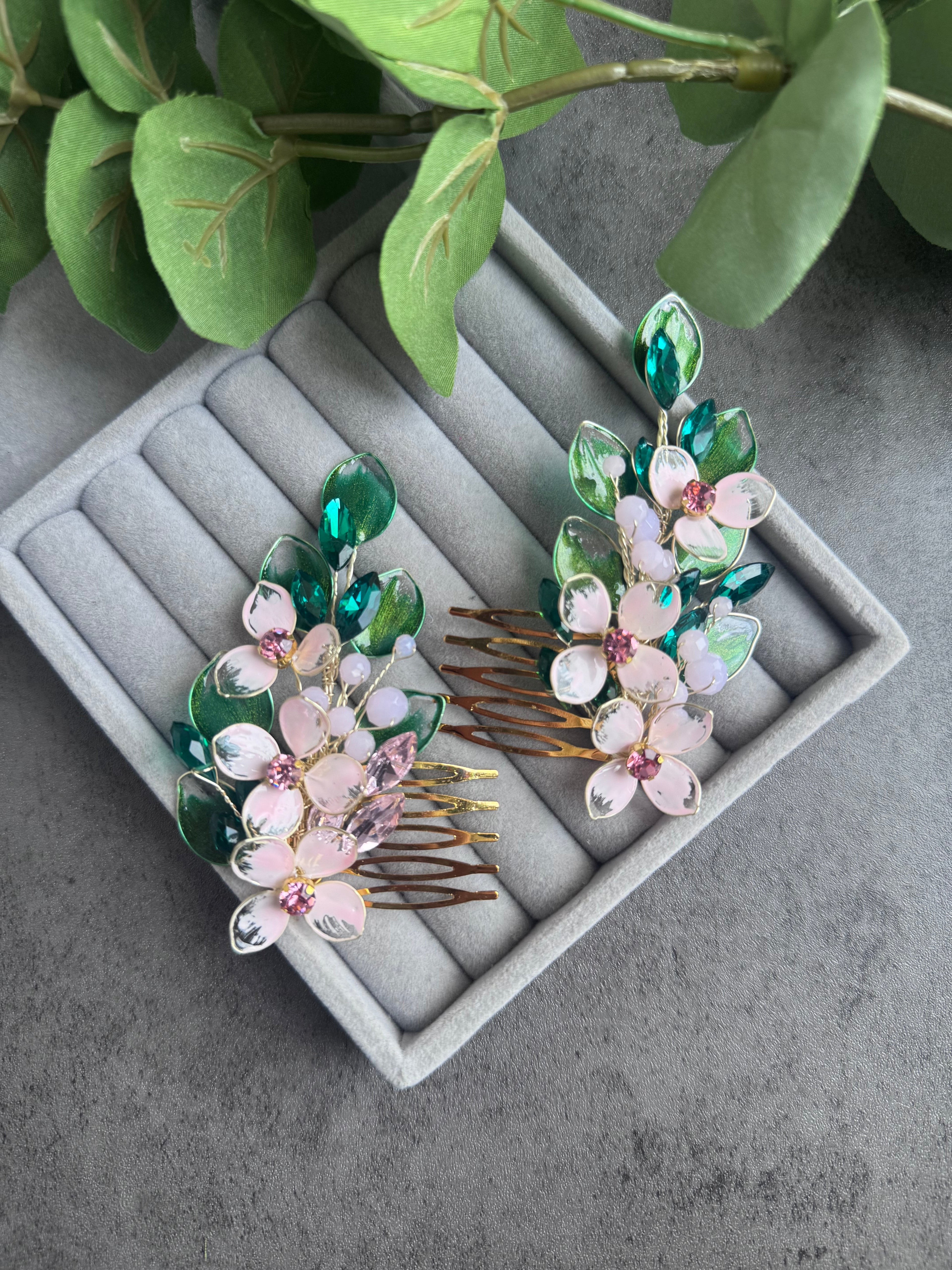 Emerald and Pink comb and earring set Emerald and Pink comb and earring set Precius pearls