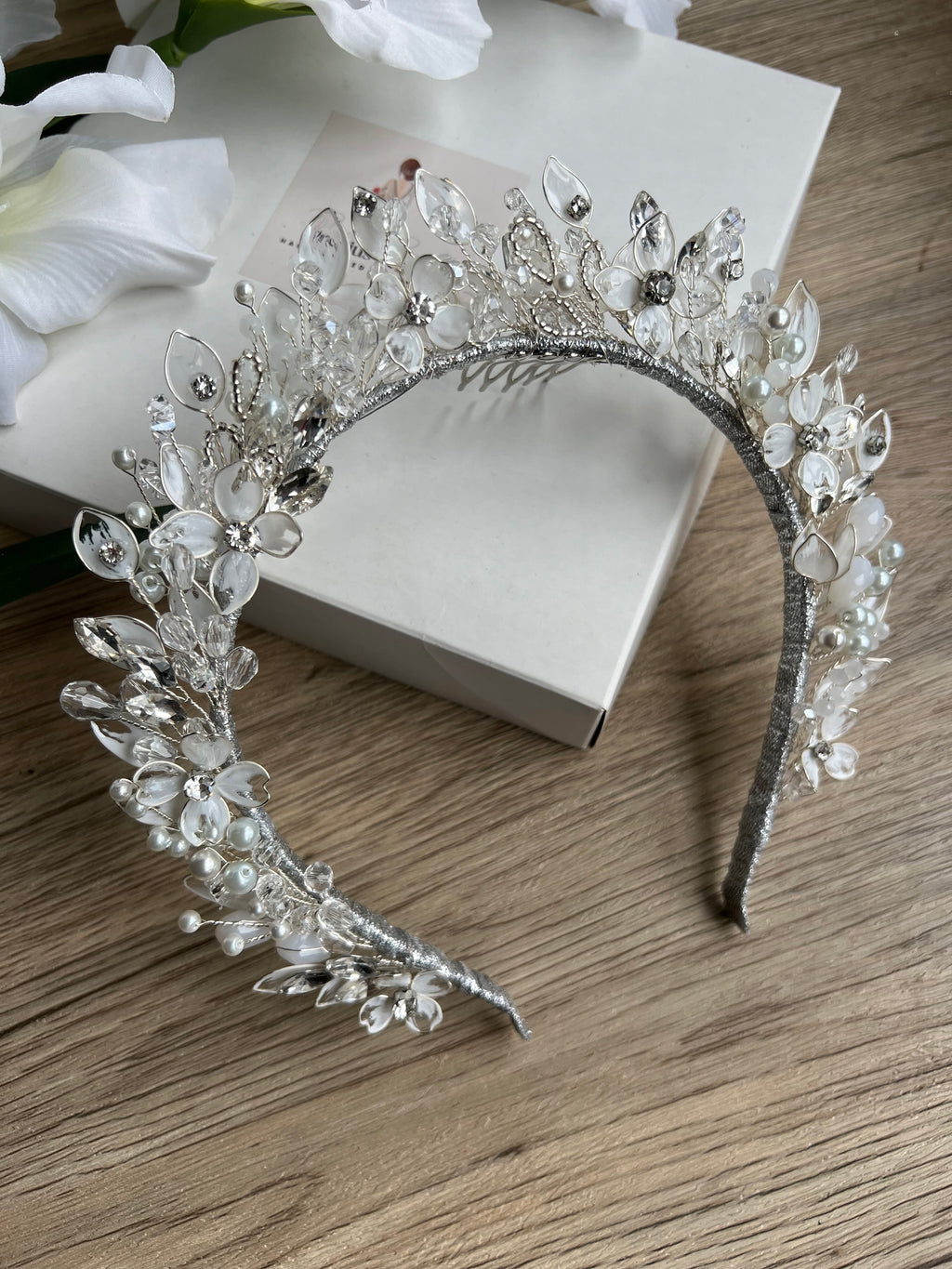 Gabriela Flower and leaf crown Gabriela Flower and leaf crown Precius pearls