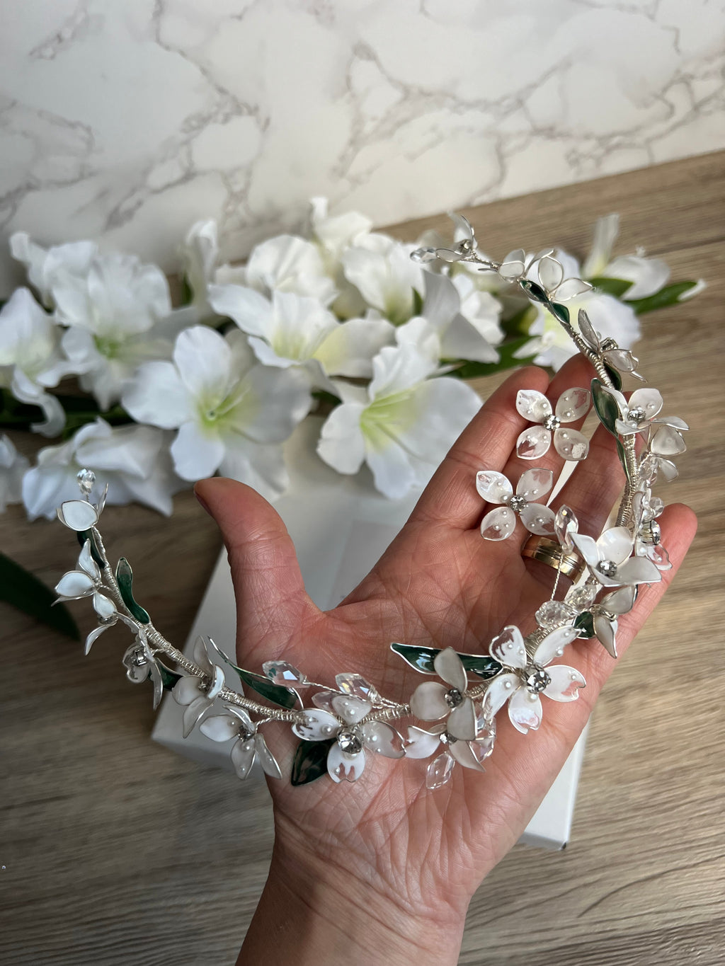 Stunning flower vine with green leaf detail Stunning flower vine with green leaf detail Precius pearls