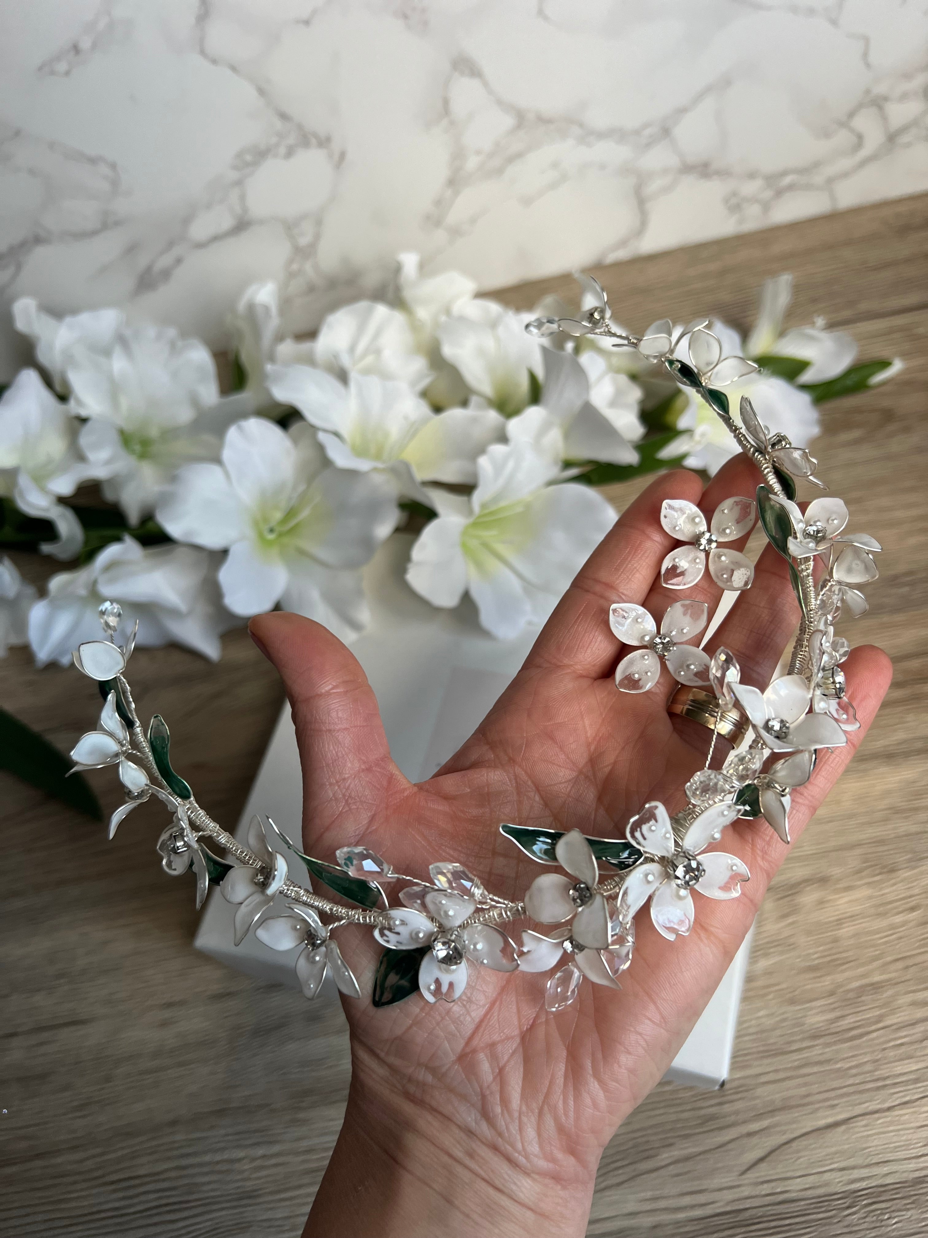 Stunning flower vine with green leaf detail Stunning flower vine with green leaf detail Precius pearls
