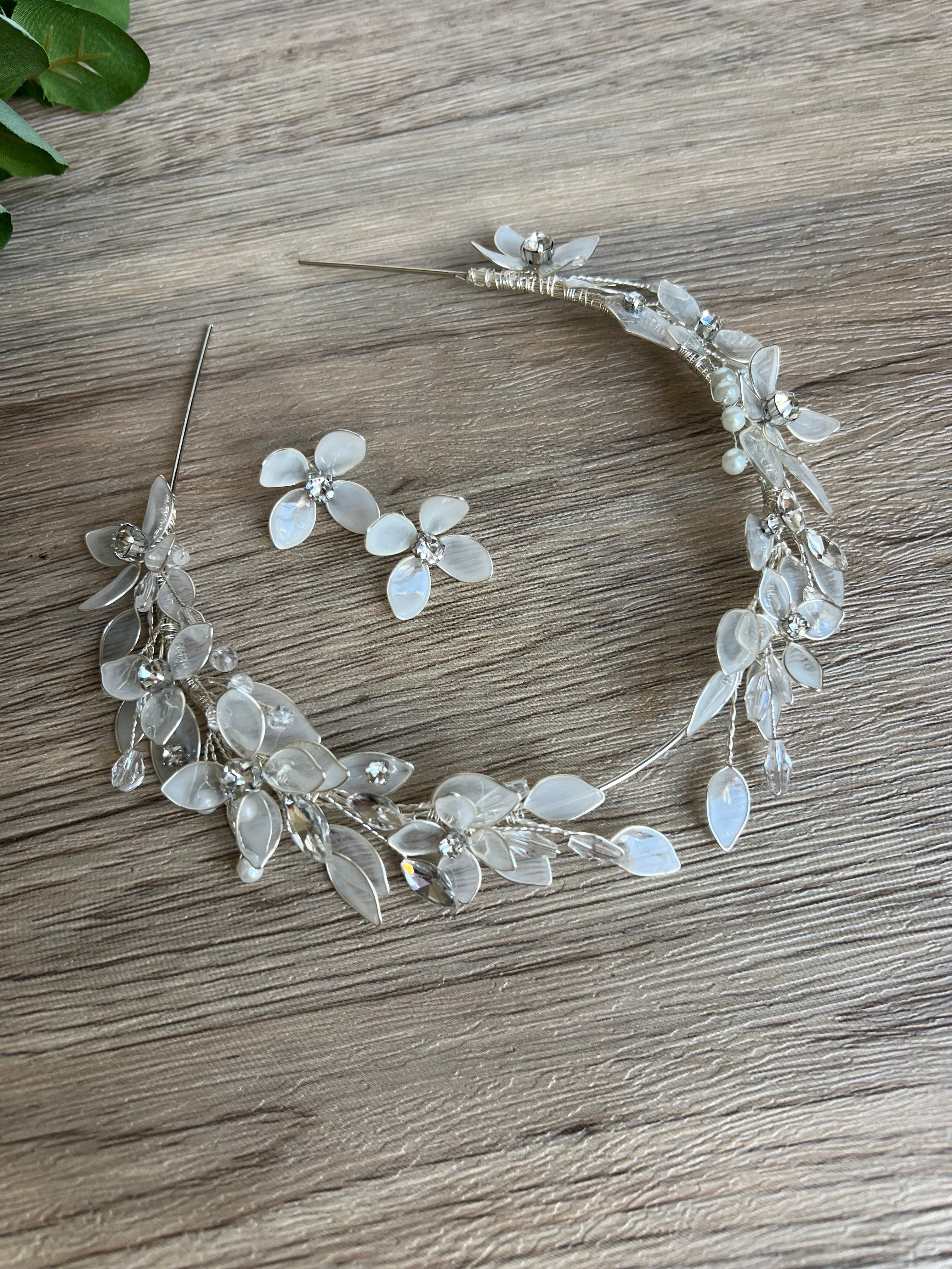 Milky white shade flower tiara Milky white shade flower tiara Precius pearls