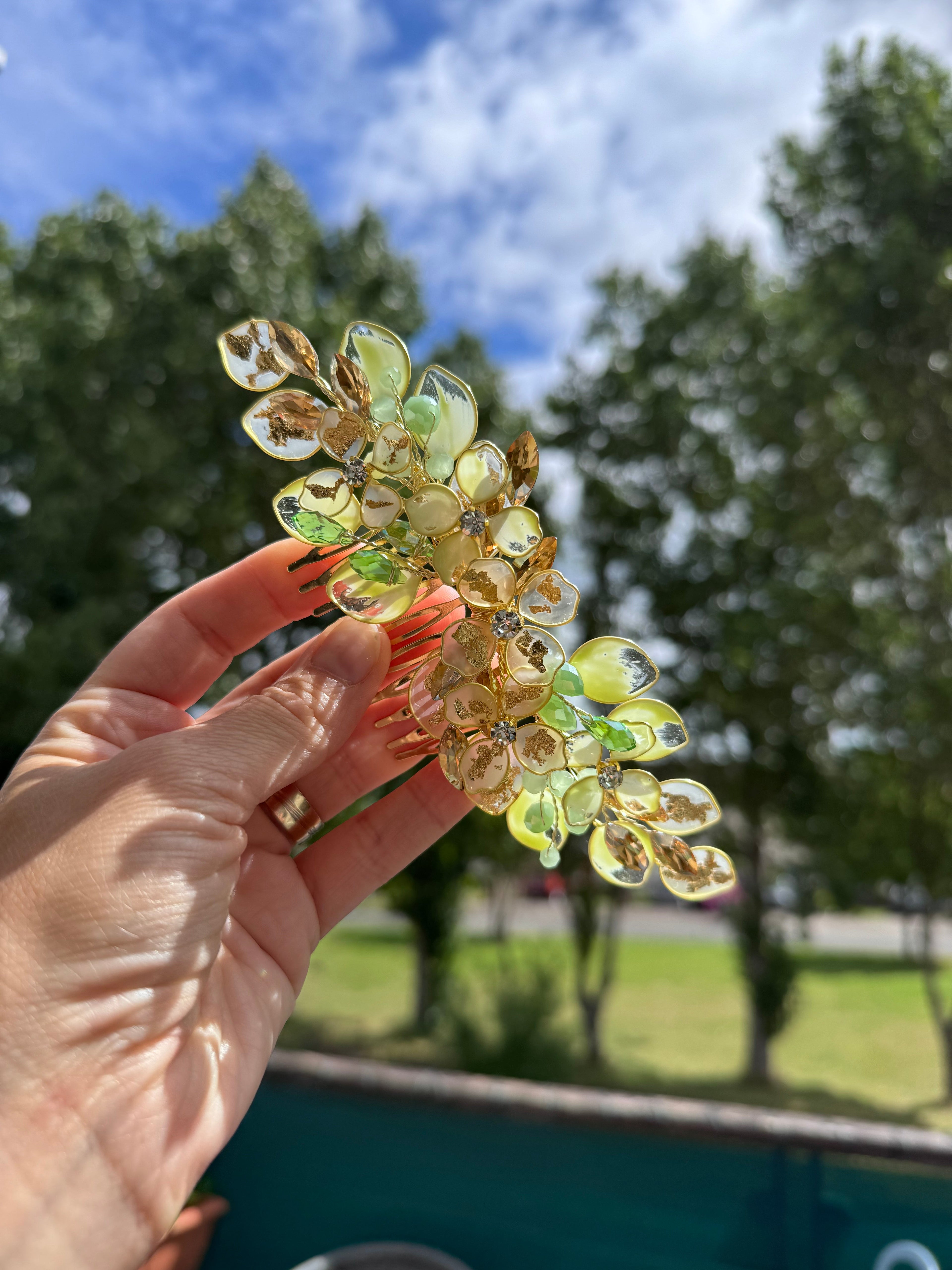 Light Green and Frosted Gold Wedding guest comb Light Green and Frosted Gold Wedding guest comb Precius pearls