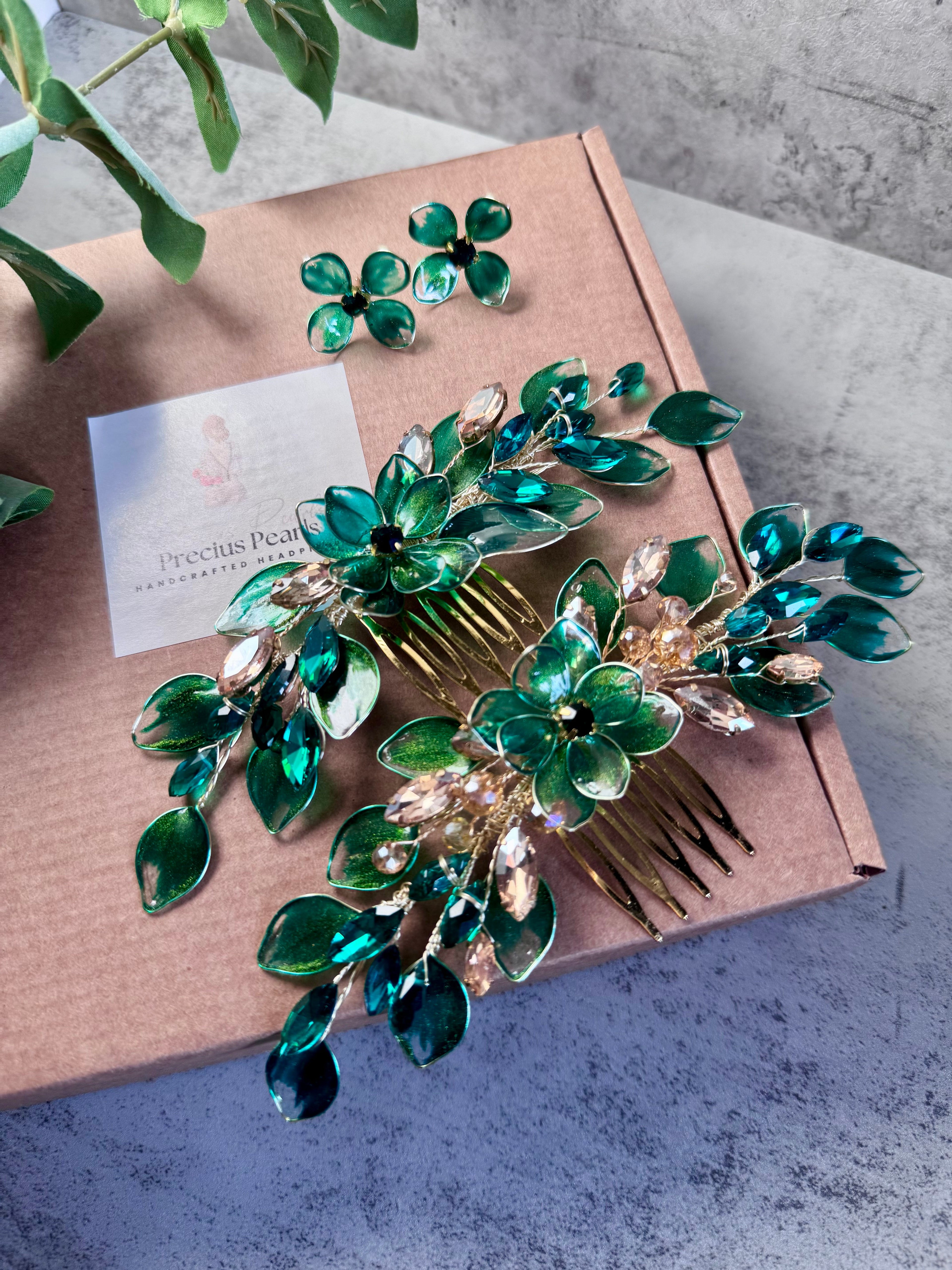Emerald wedding guest comb Emerald wedding guest comb Precius pearls
