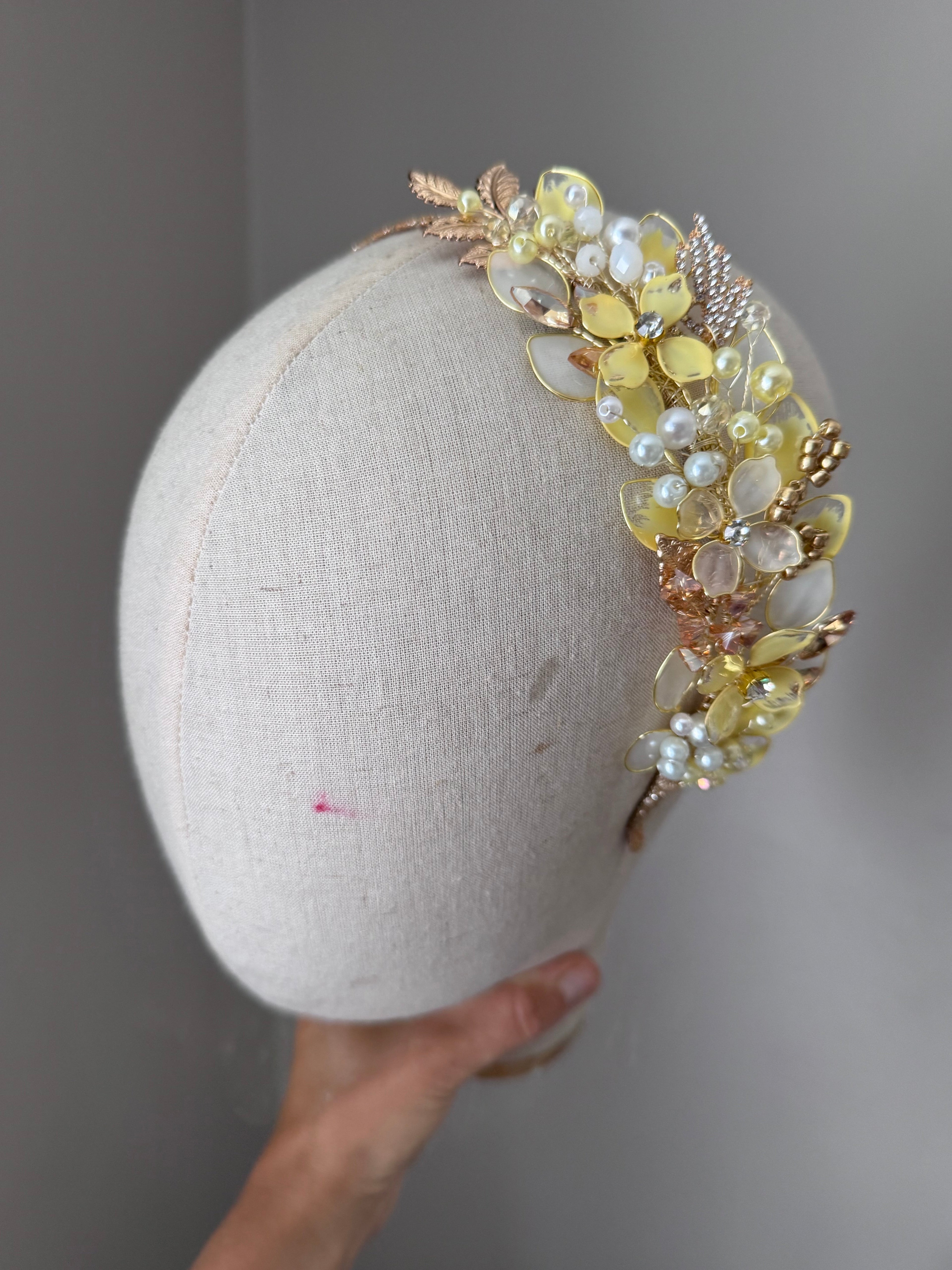 Yellow and white side headpiece Yellow and white side headpiece Precius pearls