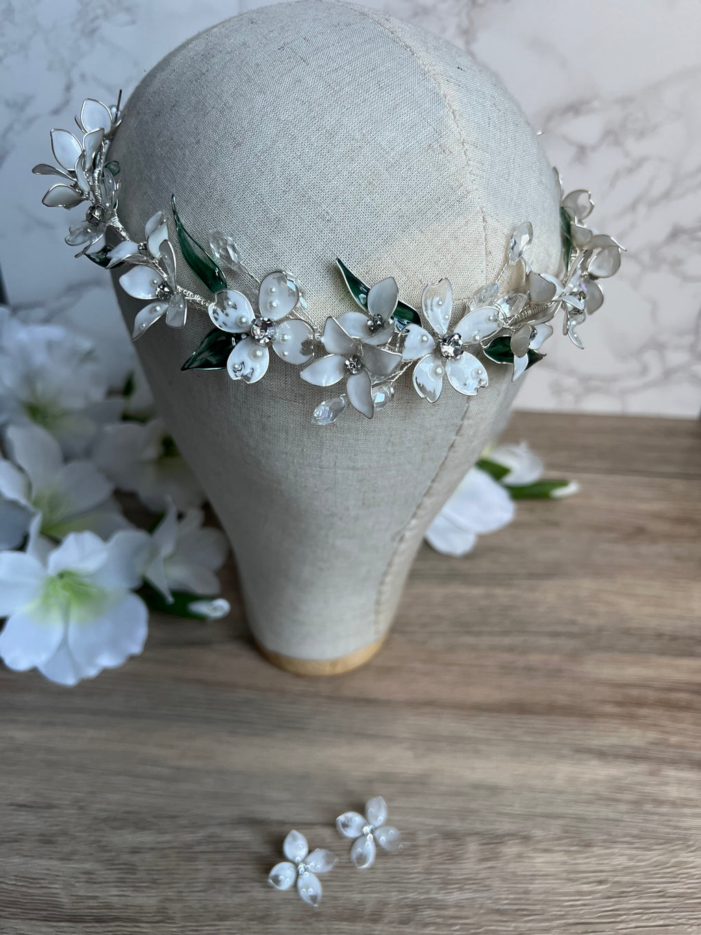 Stunning flower vine with green leaf detail Stunning flower vine with green leaf detail Precius pearls
