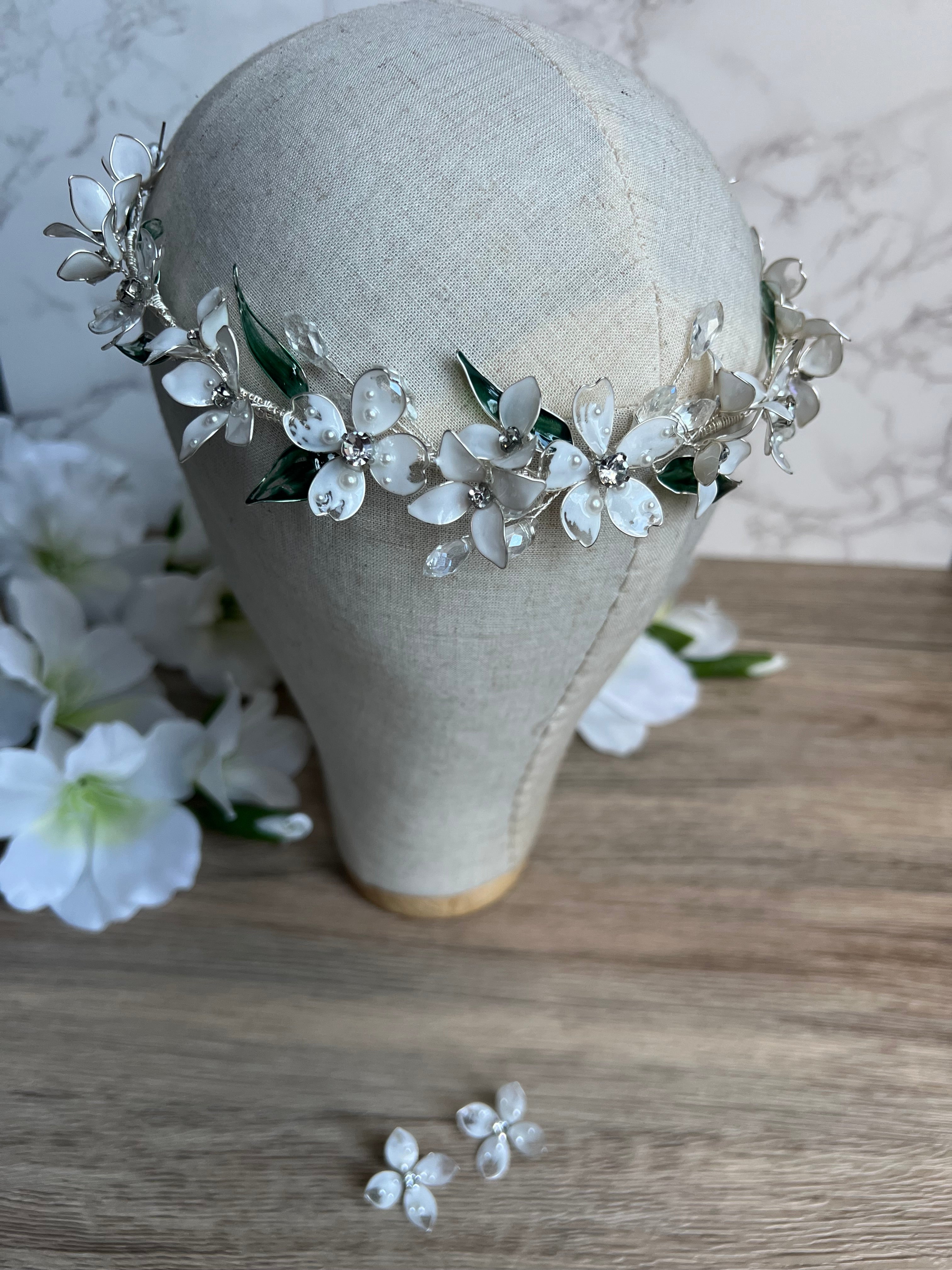 Stunning flower vine with green leaf detail Stunning flower vine with green leaf detail Precius pearls