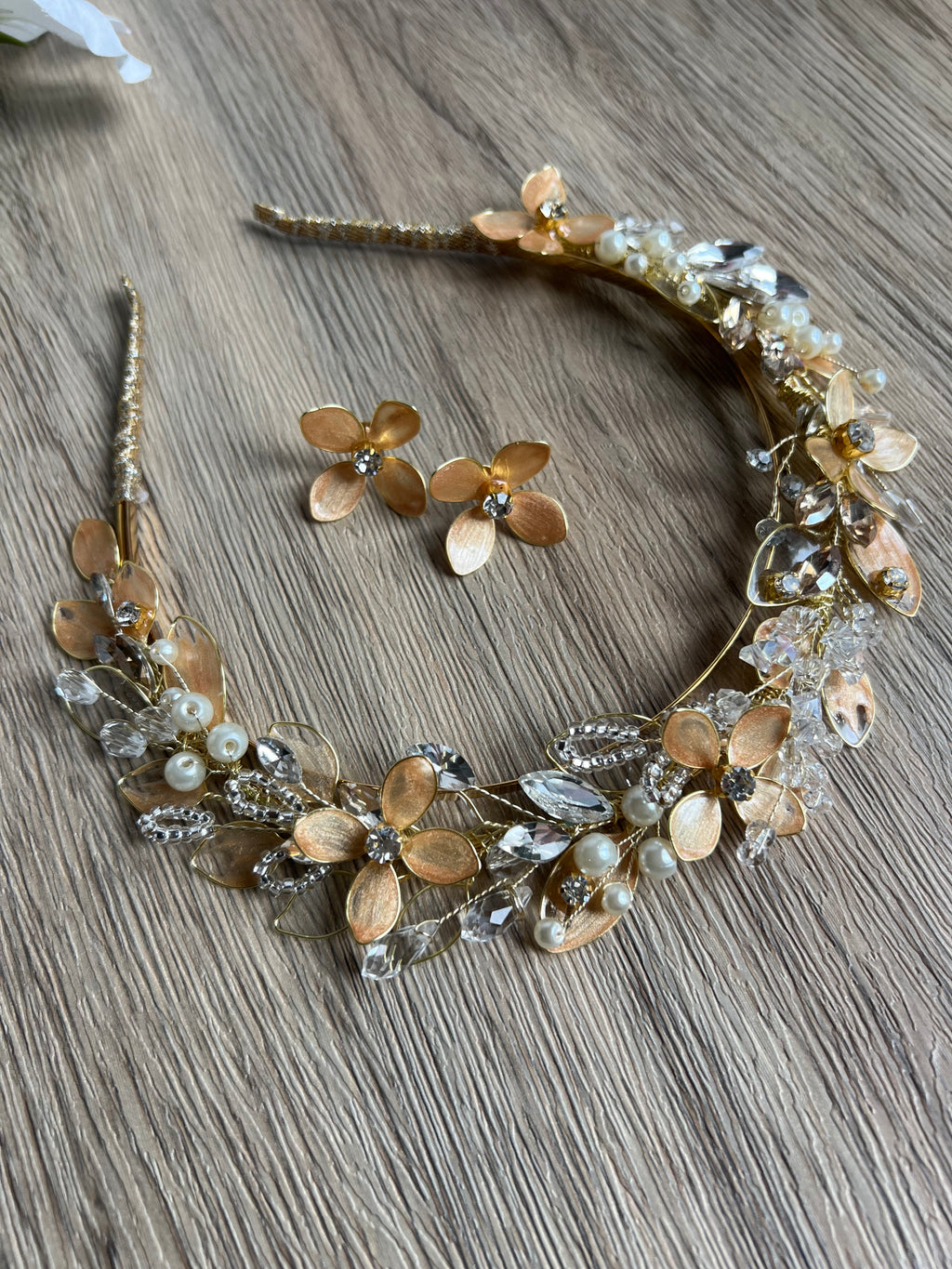 Golden leaf and flower wedding guest headpiece Golden leaf and flower wedding guest headpiece Precius pearls