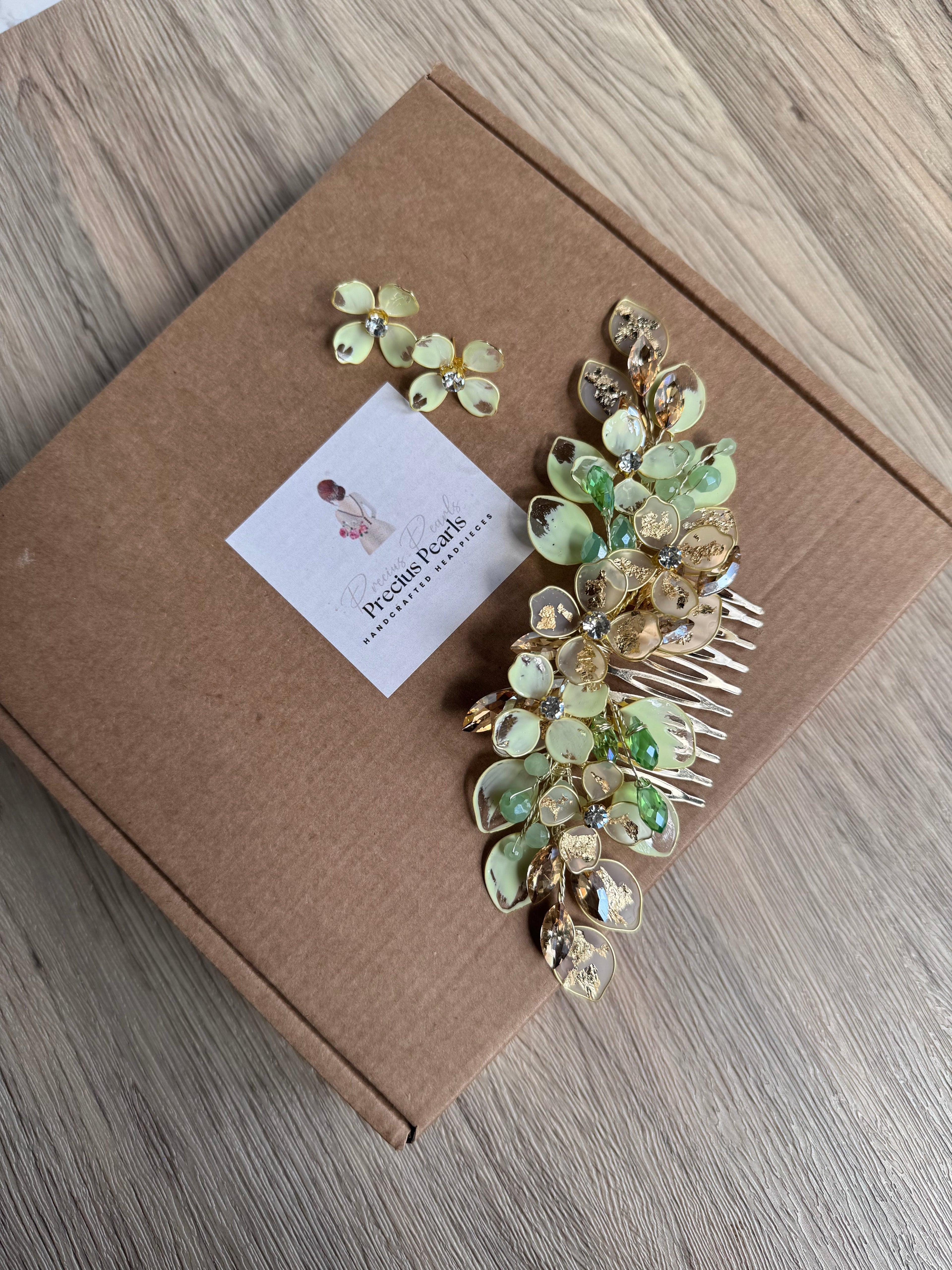Light Green and Frosted Gold Wedding guest comb Light Green and Frosted Gold Wedding guest comb Precius pearls