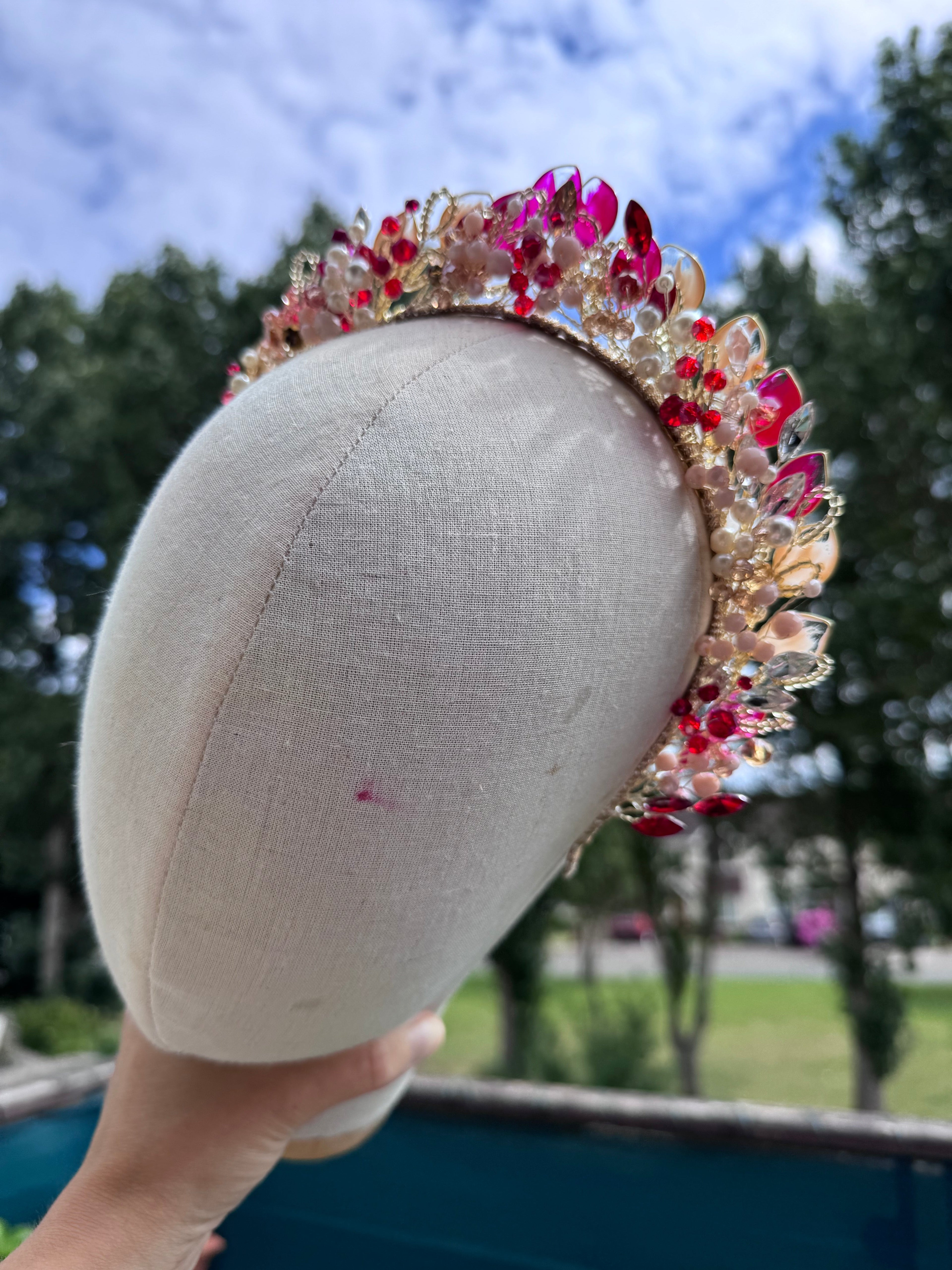 Red and Beige poured wedding guest crown Red and Beige poured wedding guest crown Precius pearls