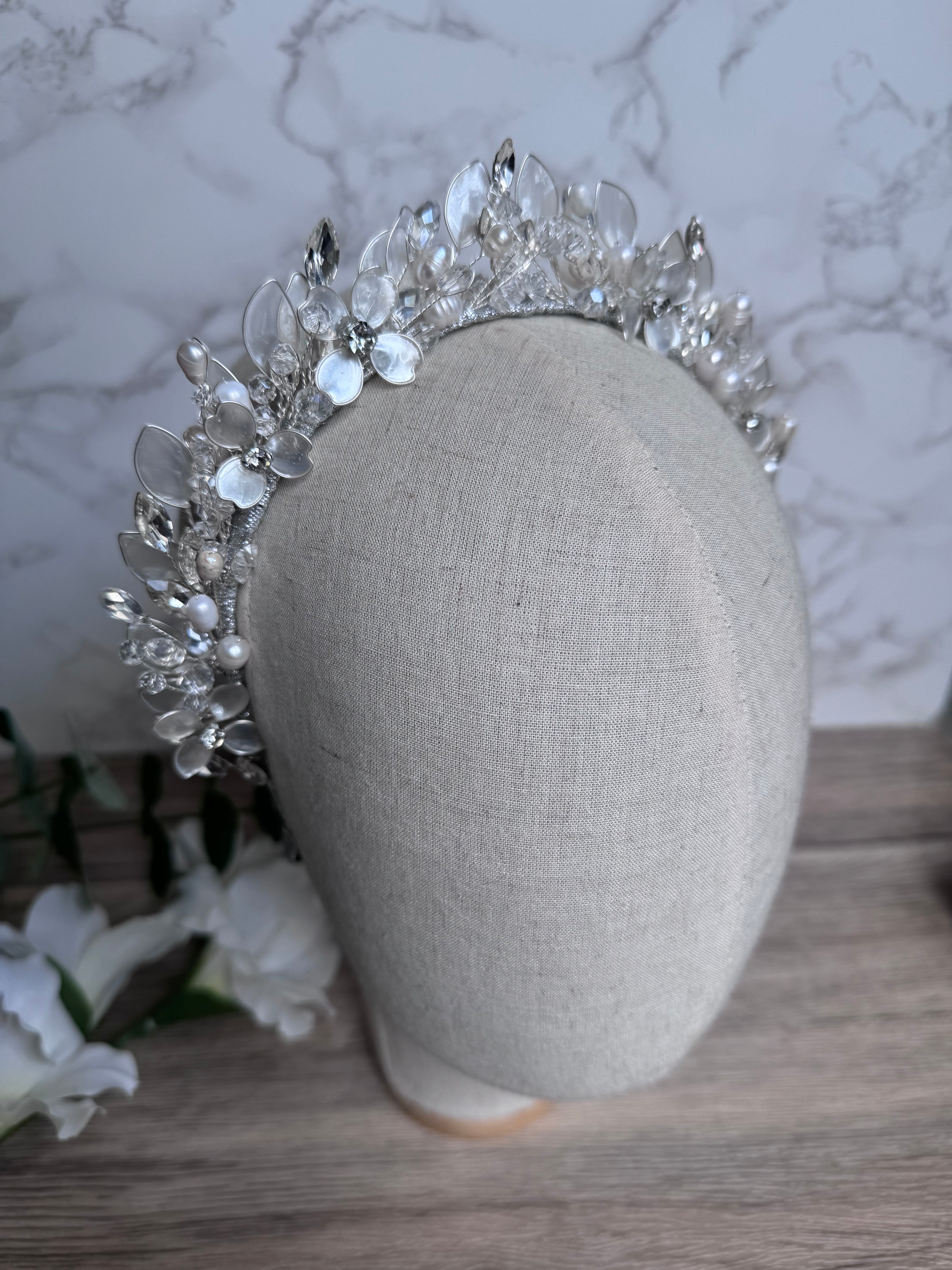 Pearl leaf and flower details Crown Pearl leaf and flower details Crown Precius pearls