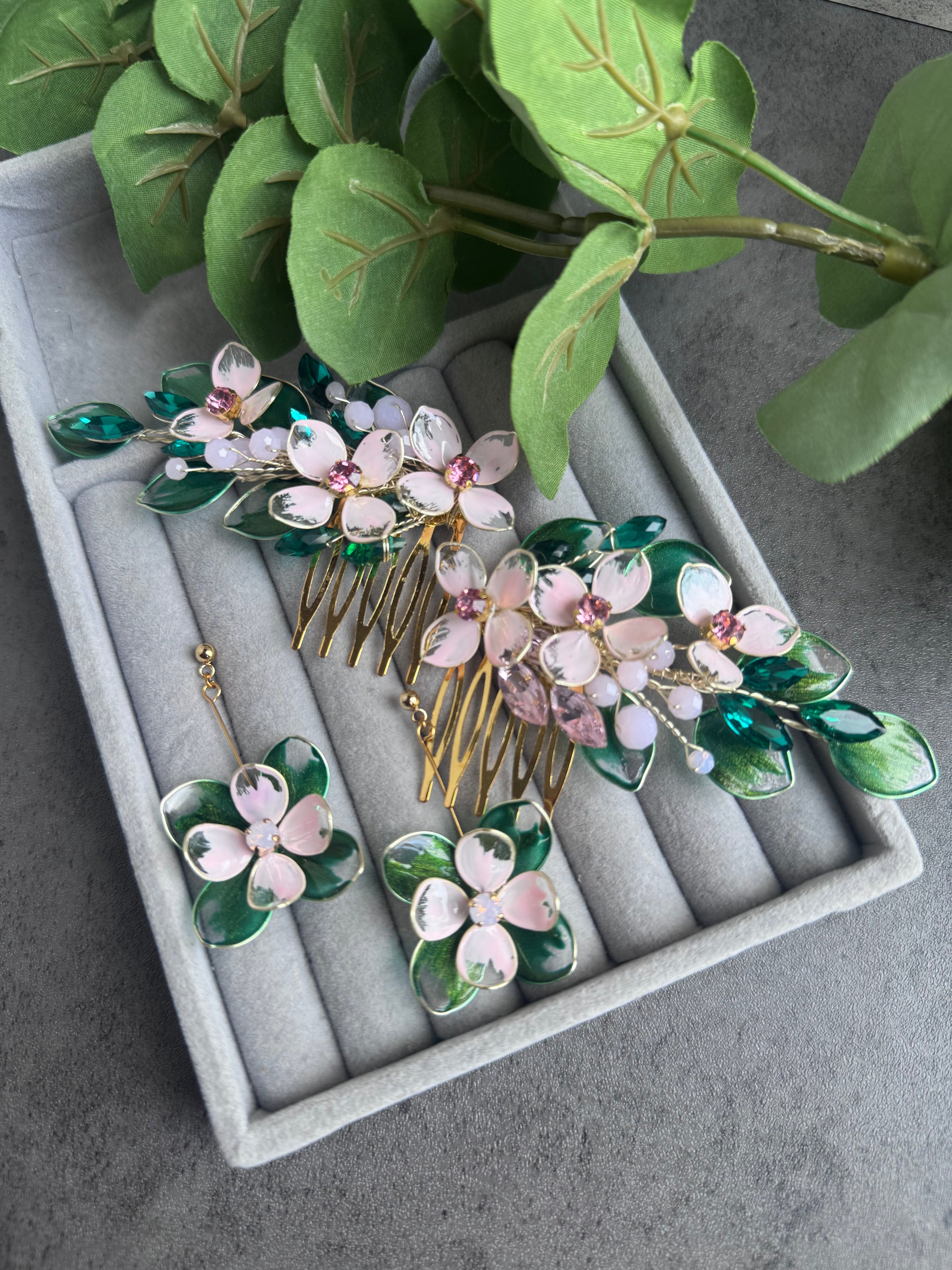 Emerald and Pink comb and earring set Emerald and Pink comb and earring set Precius pearls