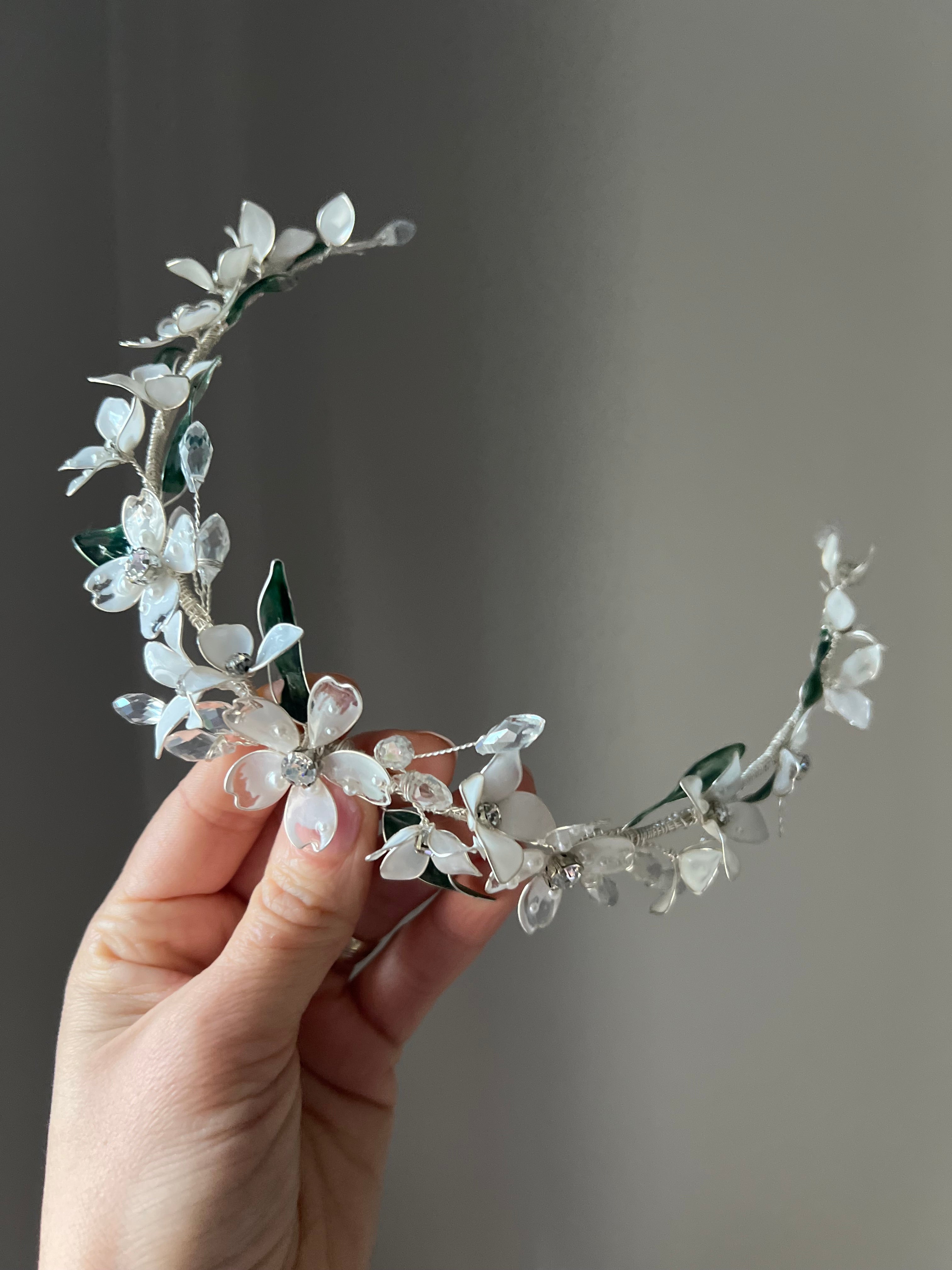 Stunning flower vine with green leaf detail Stunning flower vine with green leaf detail Precius pearls