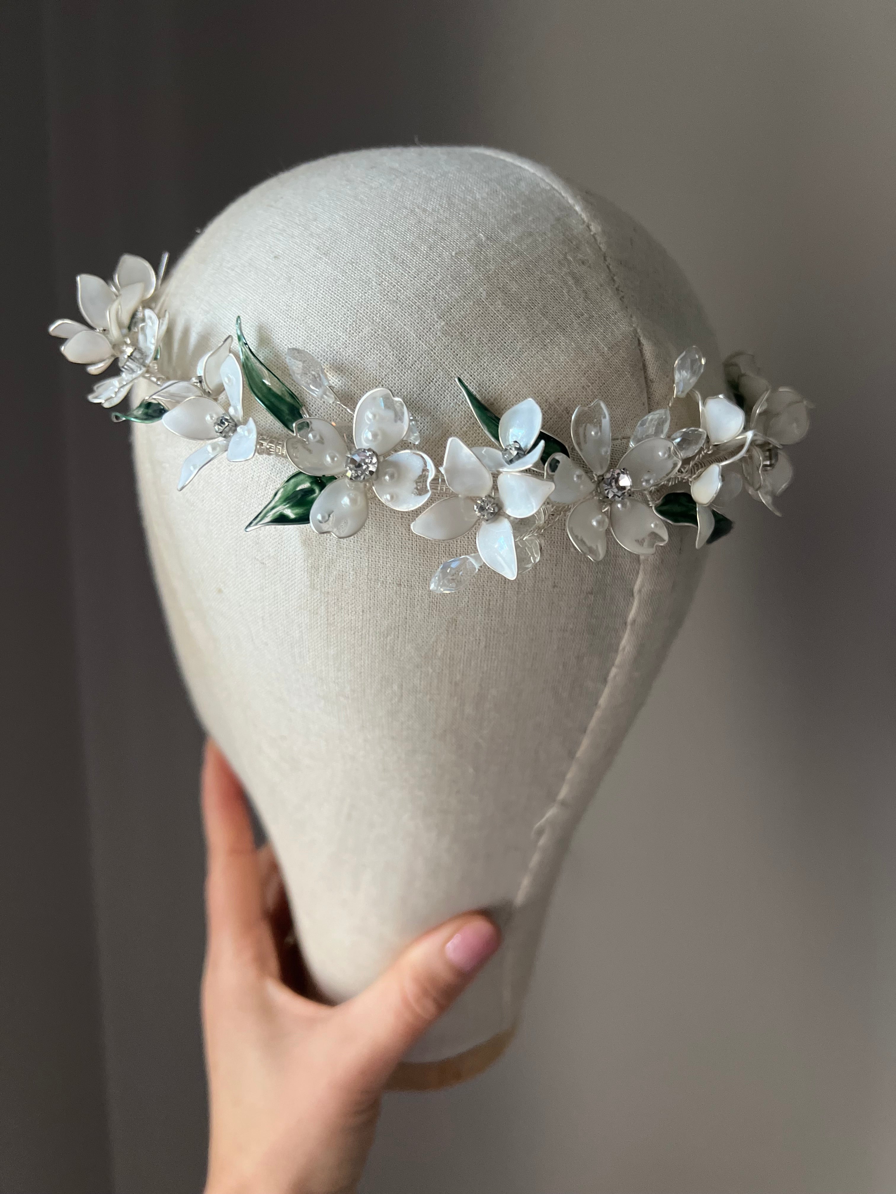 Stunning flower vine with green leaf detail Stunning flower vine with green leaf detail Precius pearls