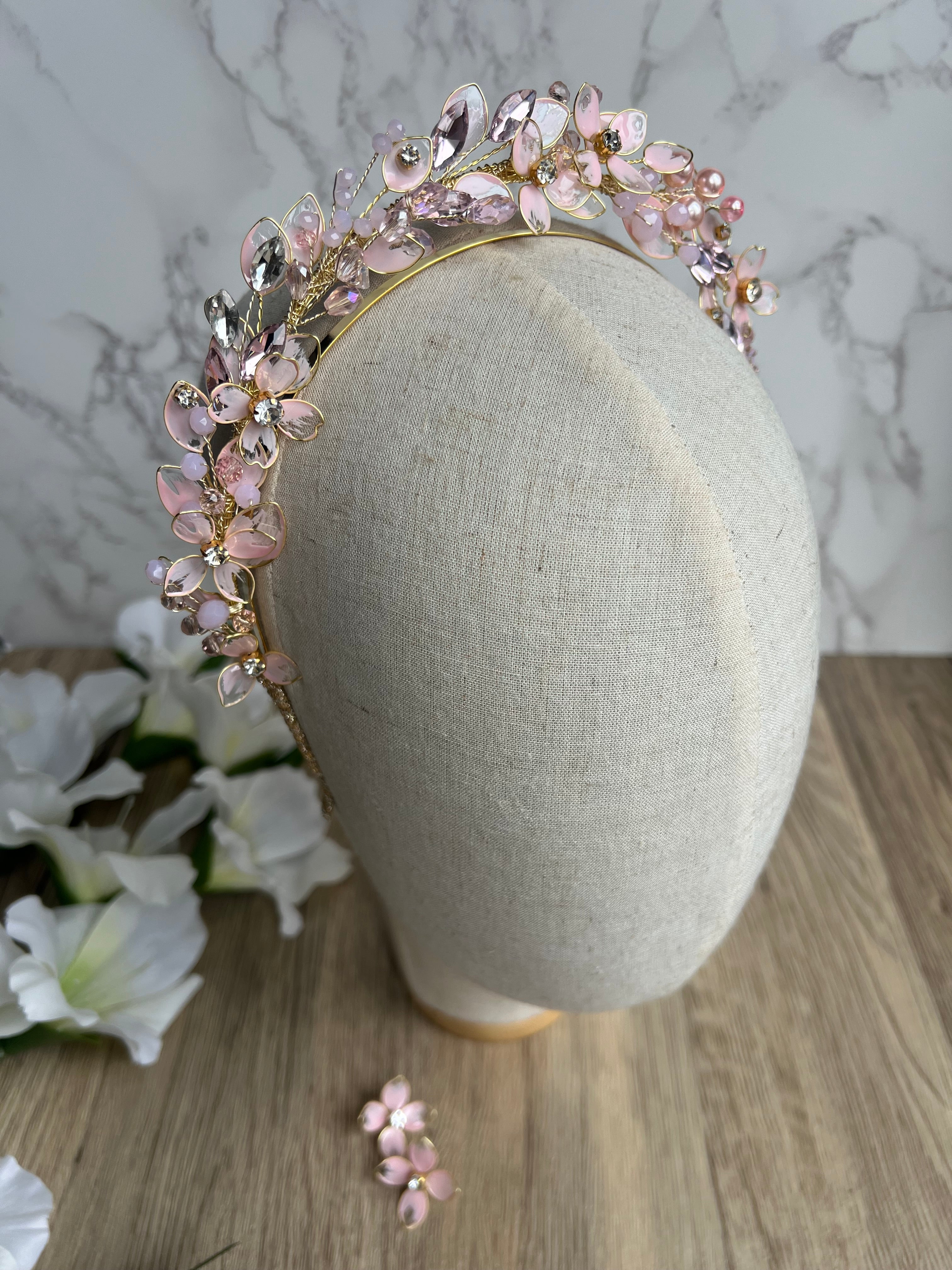 Pink flower and leaf detail wedding guest crown Pink flower and leaf detail wedding guest crown Precius pearls
