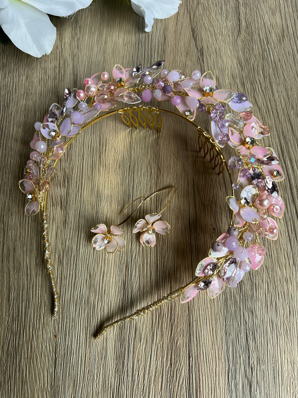 VIOLETTE STUNNING WEDDING GUEST HEADPIECE VIOLETTE STUNNING WEDDING GUEST HEADPIECE Precius pearls
