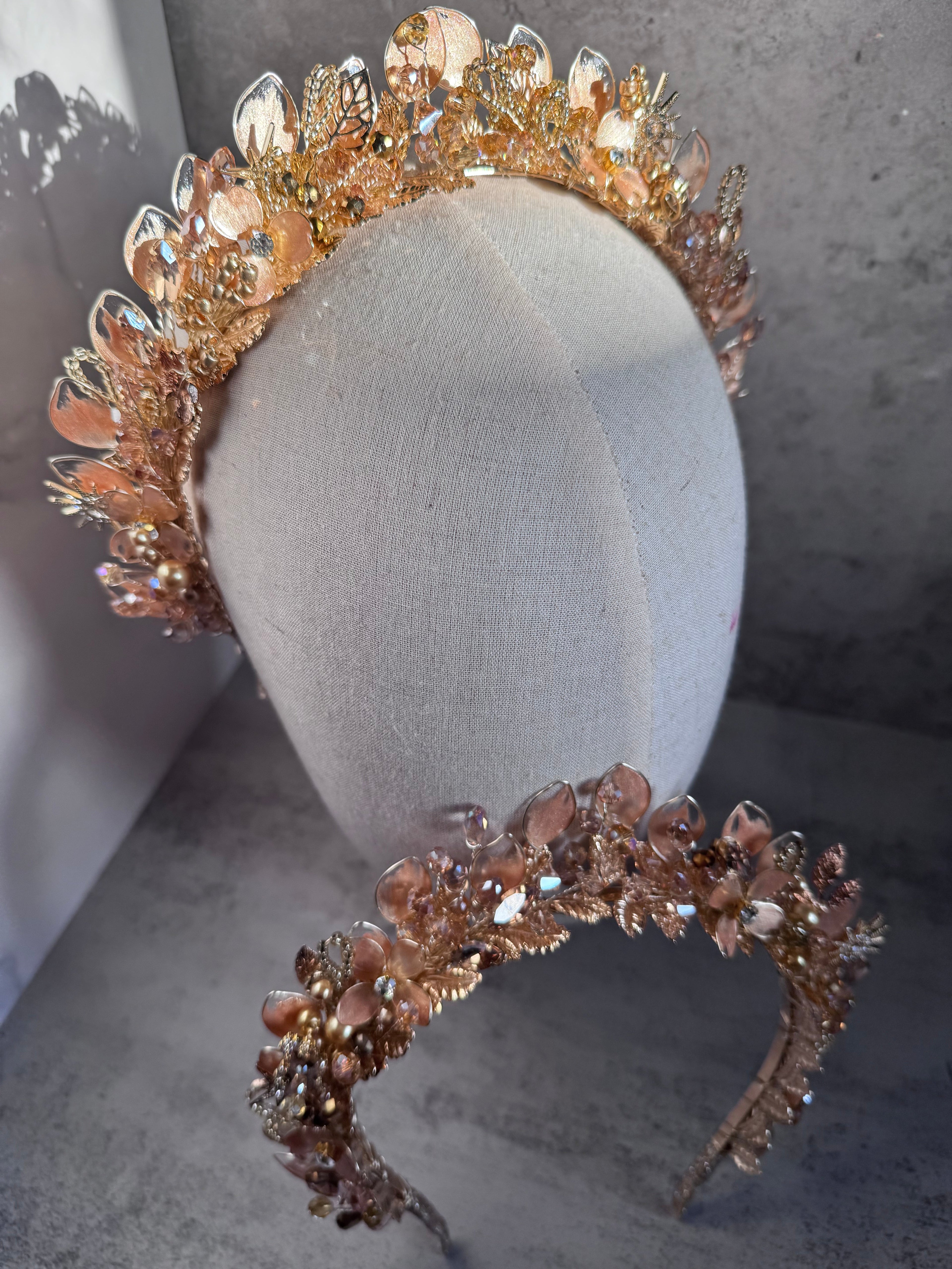 Golden Elegance Crown Golden Elegance Crown Precius pearls